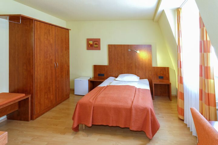 Room 3 of 41