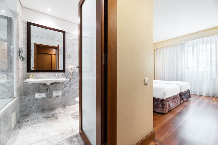 Room 3 of 84