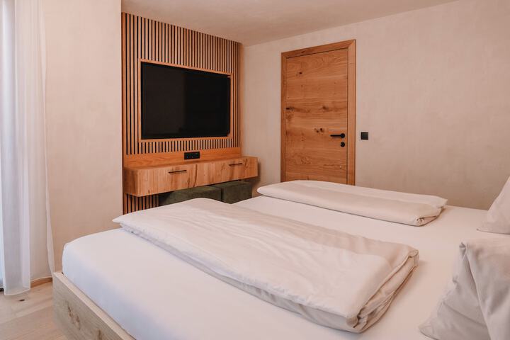 Room 7 of 100