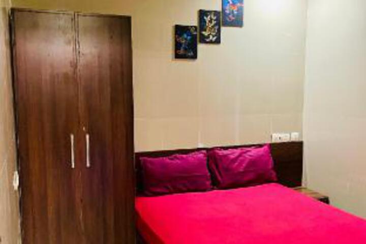 Room 7 of 9