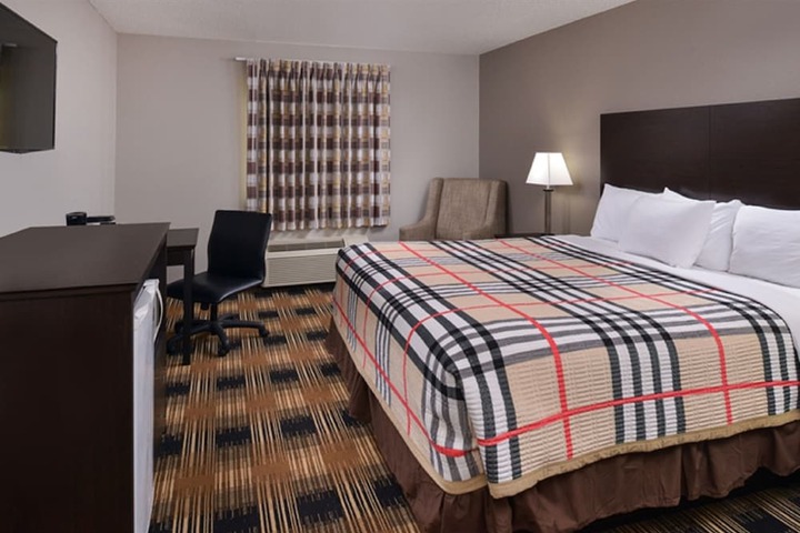1 King Bed (2 of 9)