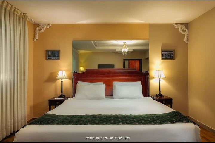 Room 8 of 32