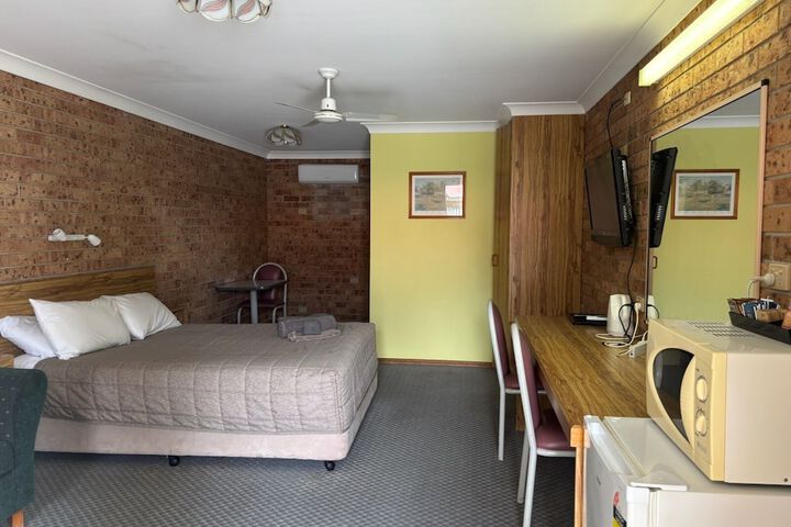 Room 4 of 10