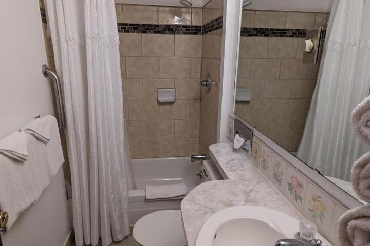 1 Queen Bed (2 of 6)