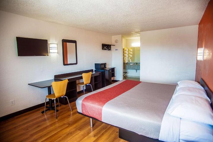 1 King Bed (4 of 5)