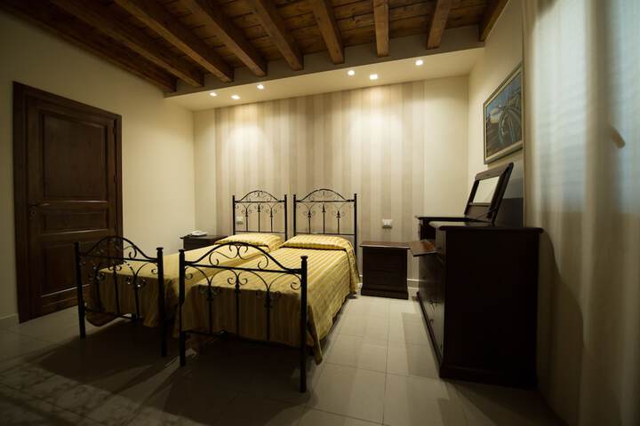 Room 10 of 33