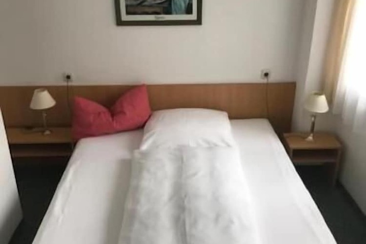 Room 11 of 31