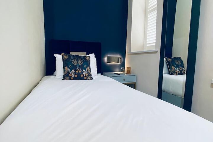 Room 25 of 63
