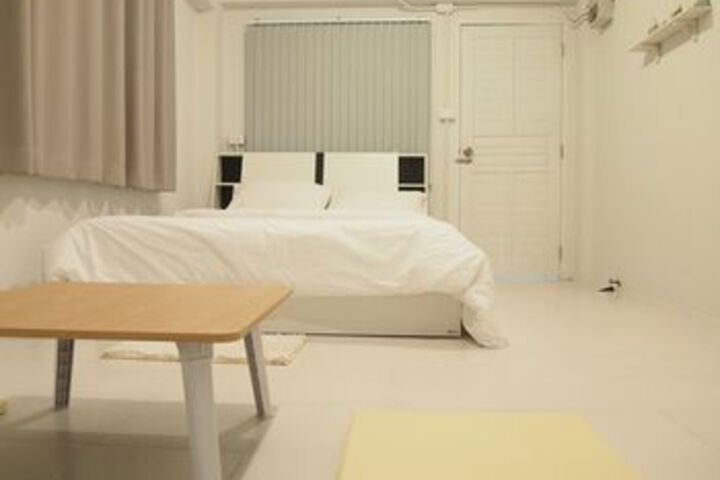 Room 6 of 13
