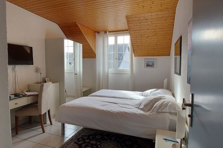 Room 2 of 16