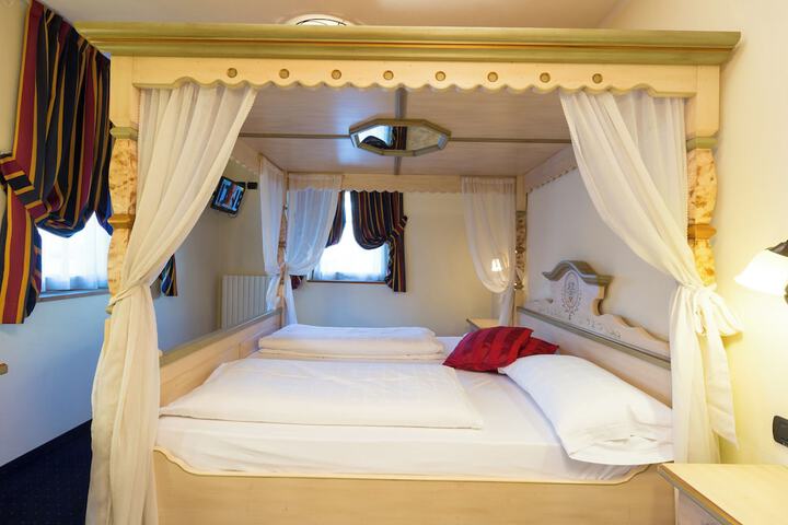 Room 43 of 79