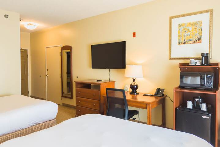 1 Queen Bed (5 of 10)