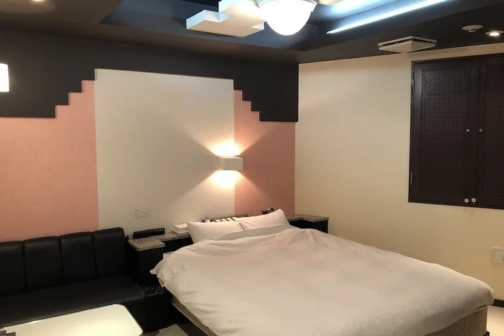 Room 6 of 17