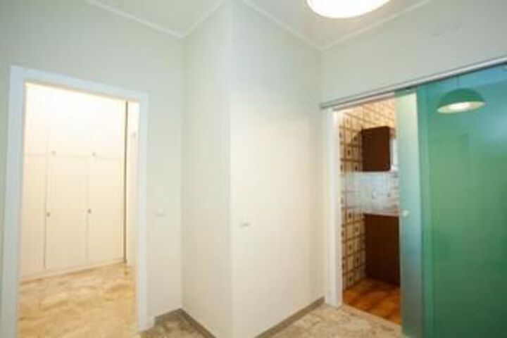 Room 6 of 16