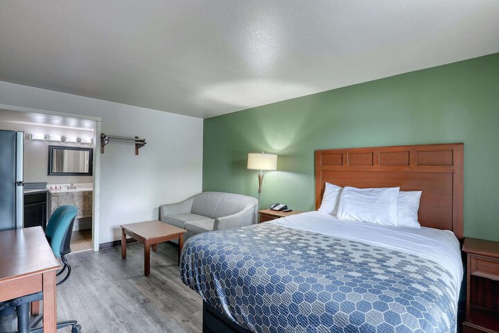 1 Queen Bed Accessible (8 of 13)