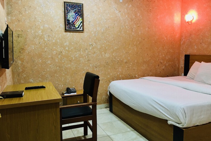 Room 9 of 35