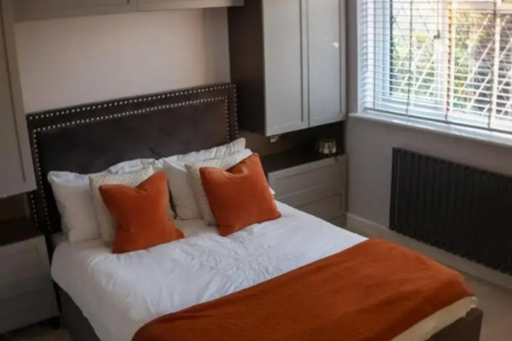 Room 4 of 9