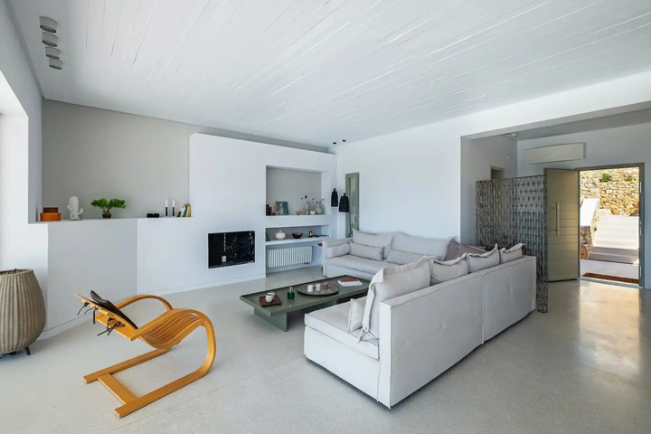 Room 4 of 16