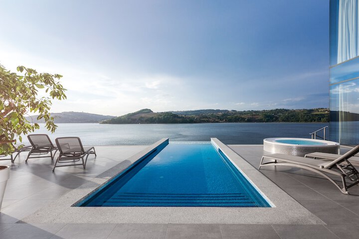 Hotel with Pool