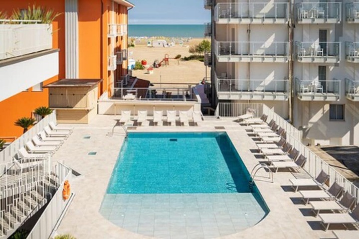 Hotel Pool