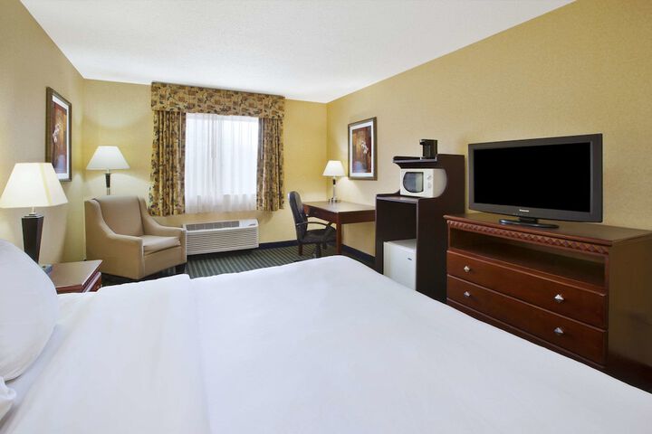 1 King Bed (2 of 6)