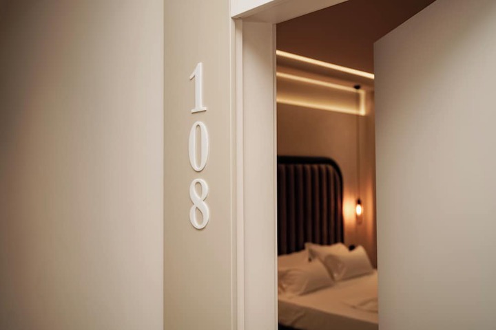 Room 105 of 177