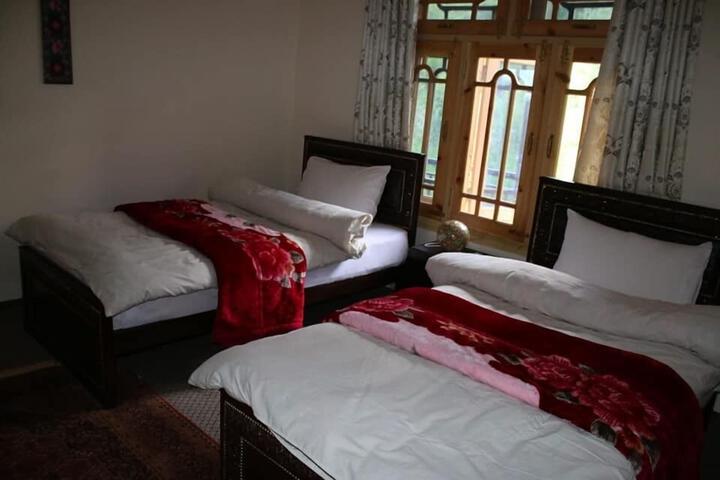 Room 5 of 8