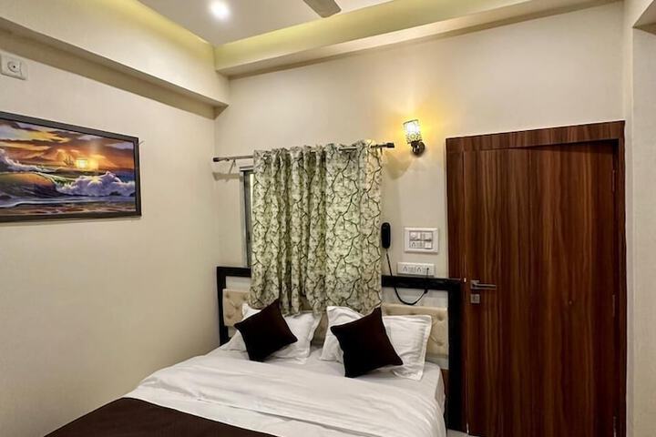 Room 4 of 8