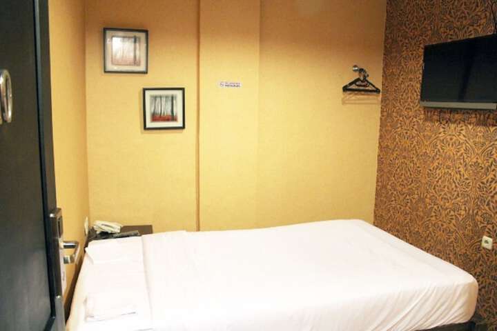 Room 8 of 40