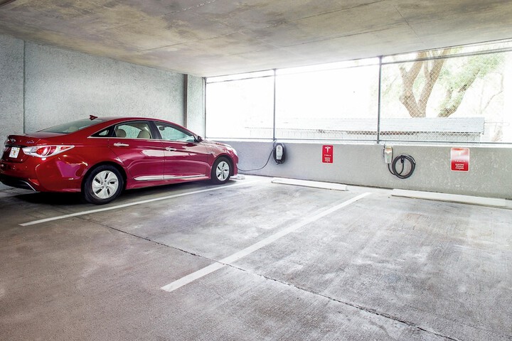 Electric vehicle charging station