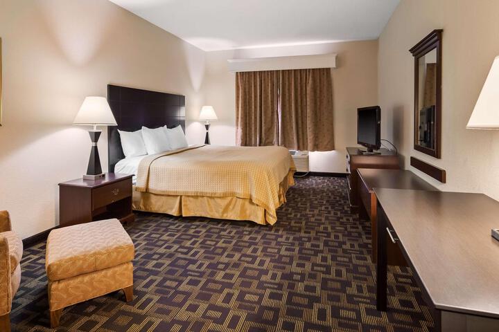 1 King Bed High Speed Internet Accessible Microwave, Refrigerator, Continental Breakfast (1 of 13)