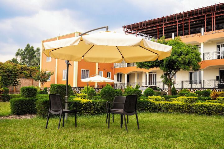 Hotel Exterior 10 of 12