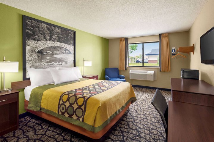 1 Queen Bed (12 of 16)