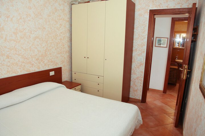 Room 8 of 66