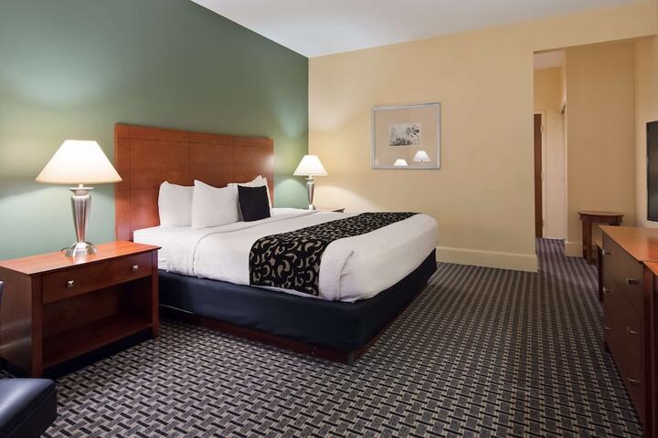 1 King Bed (24 of 24)