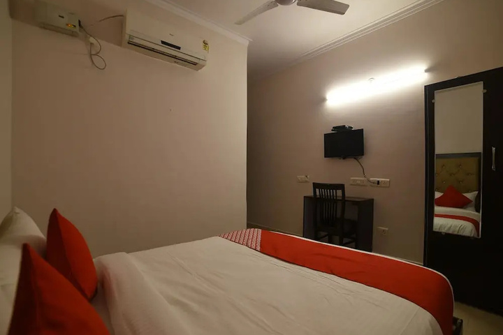 Room 6 of 18