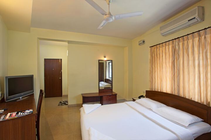 Room 8 of 12