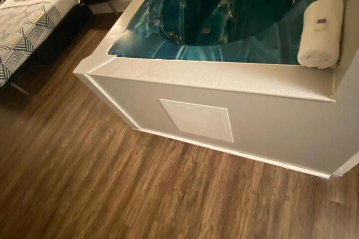 1 King Bed (4 of 10)