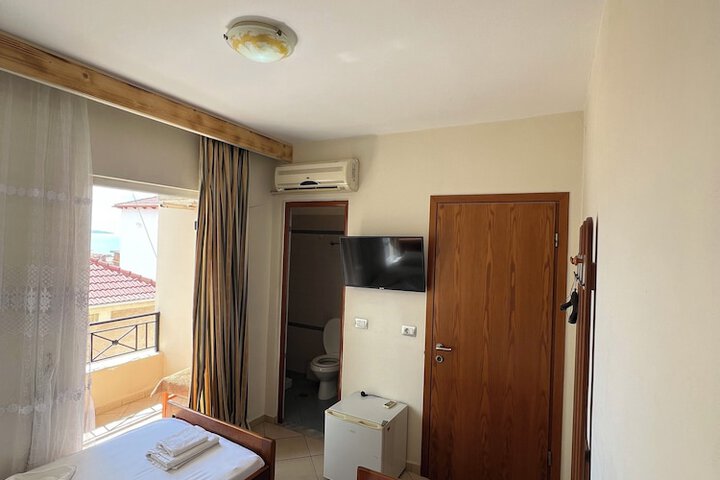 Room 8 of 33