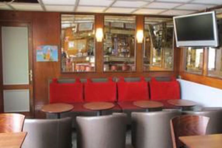 Lounge 23 of 28