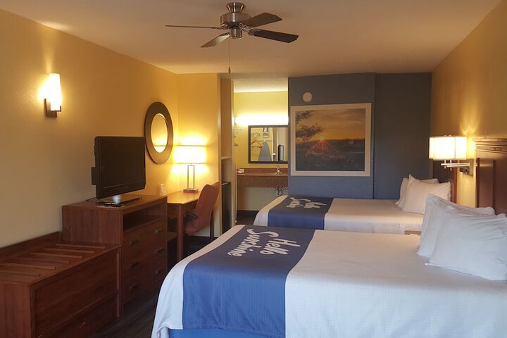 2 Queen Beds (5 of 10)
