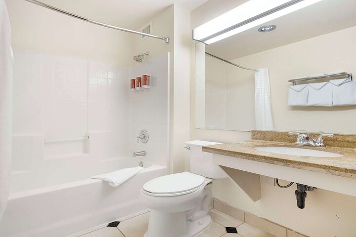 Accessible 1 Queen Mobility Accessible Bathtub Full Breakfast (3 of 31)