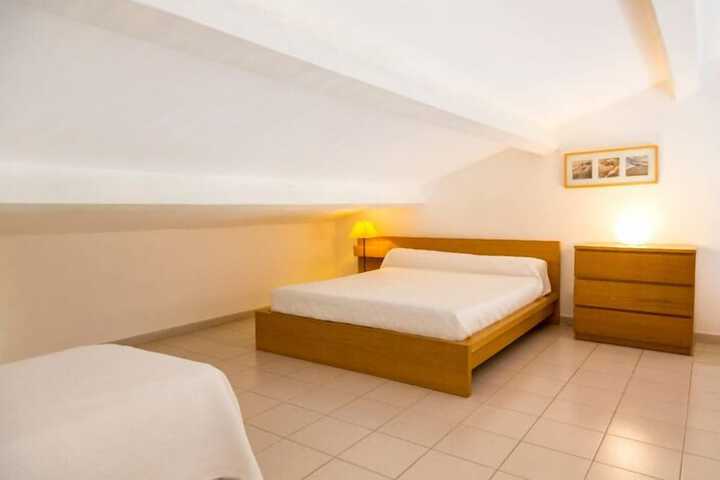 Room 10 of 42