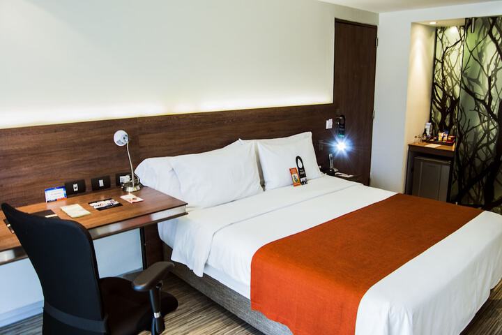 Room 2 of 83