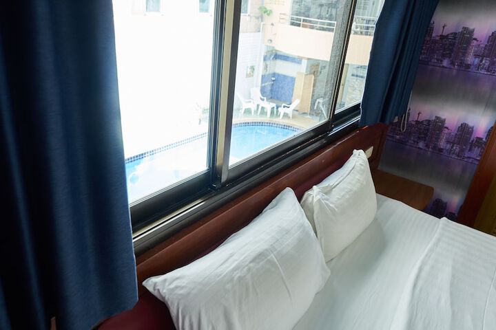 Room 82 of 136