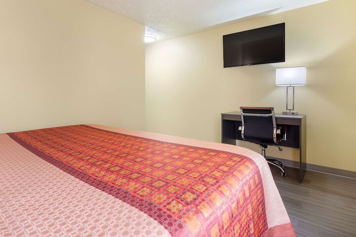 1 King Bed (6 of 11)