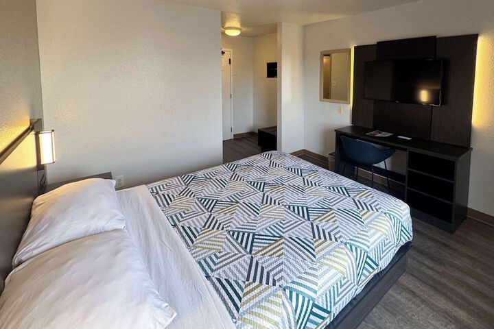 1 Queen Bed (7 of 7)