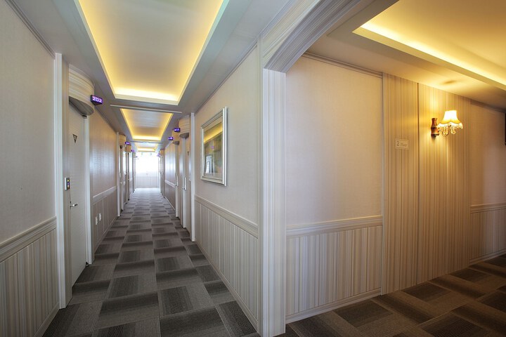 Ballroom/Hall 28 of 31