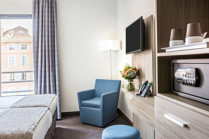Room 12 of 76