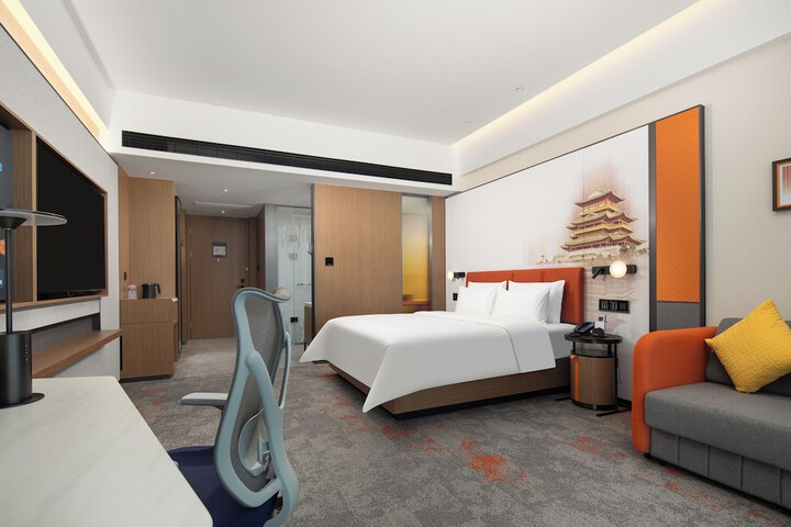Room 8 of 25